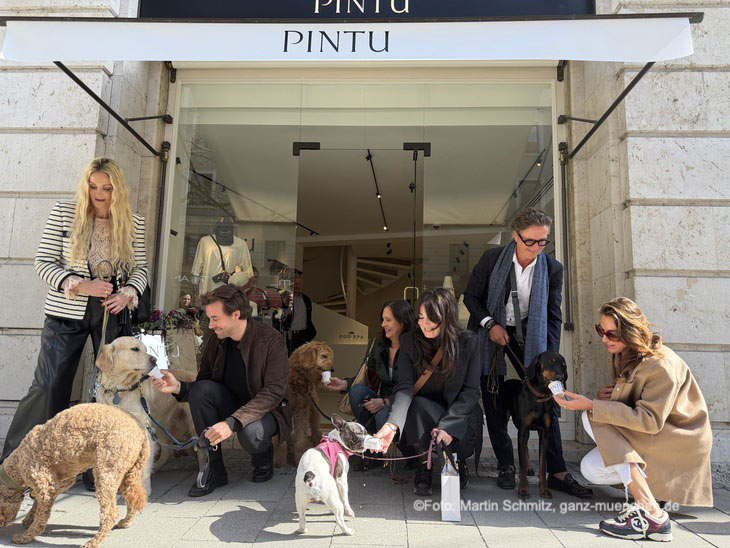 Julia Pohl, Chris Fraas, Dr. Andrea Geiger, Michaela Aschberger, Johann Beck mit Freundin Dr. Johanna Jais und Hunden Er&ouml;ffnung des PINTU (for dogs & their people) Stores in M&uuml;nchen am 10.03.2026 (&copy;Foto: Martin Schmitz
